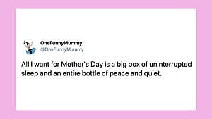 母亲节的模因上写着“我想要的母亲节是一大盒子，这是一个不间断的睡眠和一整瓶和平与宁静的盒子”