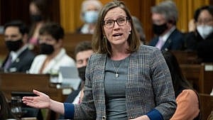 加拿大家庭，儿童和社会发展部长卡琳娜·古尔德（Karina Gould）在议会中发表讲话。